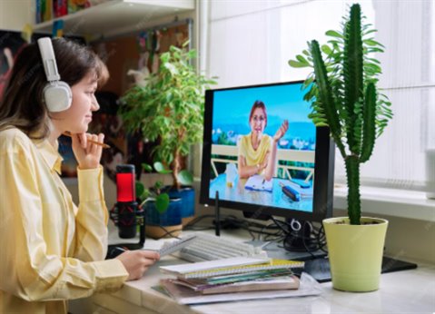 Buổi học tiếng Anh online 1 kèm 1 giữa giáo viên và học viên qua máy tính