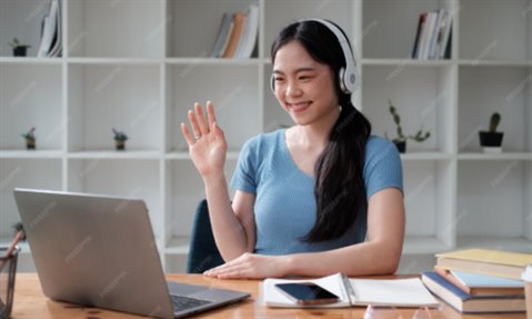 Học viên luyện phát âm tiếng Anh với gia sư trực tuyến bằng tai nghe và webcam