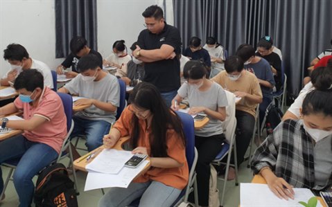 Giáo viên hướng dẫn học sinh giải đề tại Trung tâm luyện thi NAQ