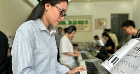 Học viên học đàn piano tại Trung tâm Âm Nhạc HT Cần Thơ