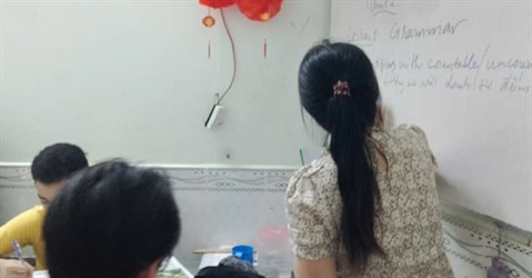 Giáo viên Trung tâm Thăng Long Cần Thơ hướng dẫn học sinh làm bài